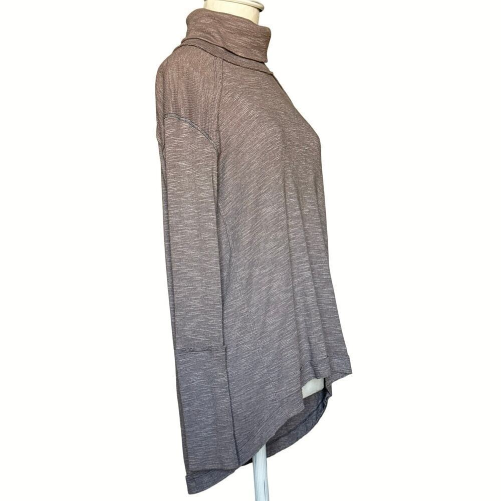 Free People We The Free Turtle Neck Slit Back Hi-Lo Sweater Size XS Taupe - Picture 8 of 14
